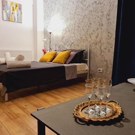 Ultracentral 5* Boutique Hotel Style Apartment. Brand New. 2 Rooms. Spacious. Free Parking คลูจ-นาโปกา ภายนอก รูปภาพ