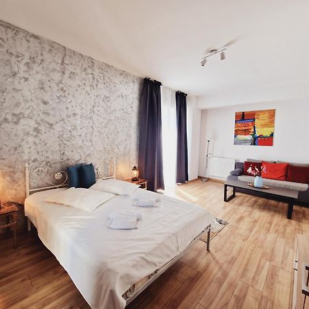 Ultracentral 5* Boutique Hotel Style Apartment. Brand New. 2 Rooms. Spacious. Free Parking คลูจ-นาโปกา ภายนอก รูปภาพ