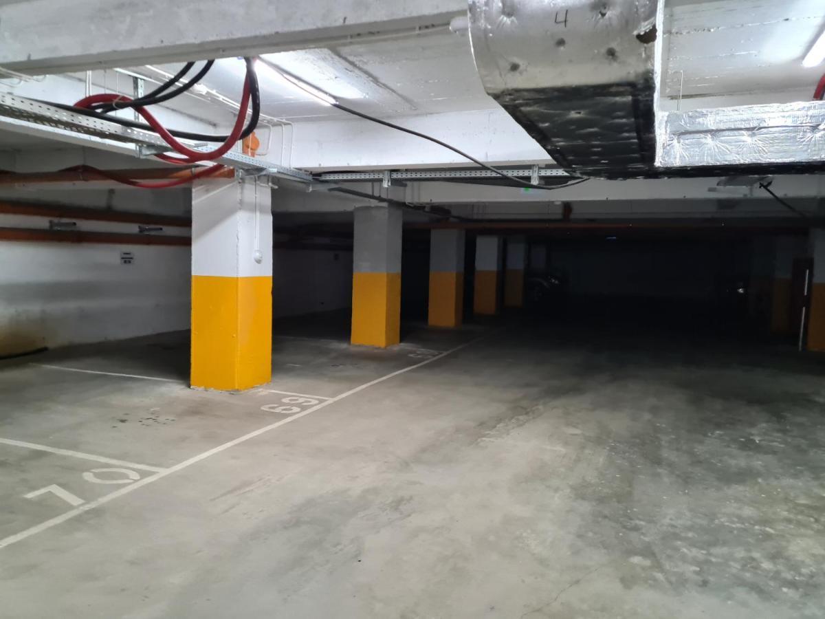 Ultracentral 5* Boutique Hotel Style Apartment. Brand New. 2 Rooms. Spacious. Free Parking คลูจ-นาโปกา ภายนอก รูปภาพ