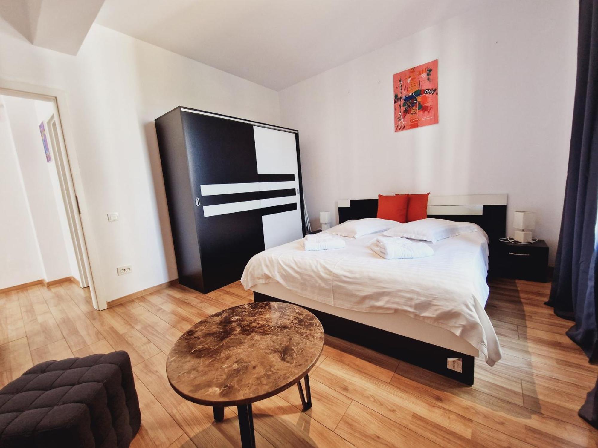 Ultracentral 5* Boutique Hotel Style Apartment. Brand New. 2 Rooms. Spacious. Free Parking คลูจ-นาโปกา ภายนอก รูปภาพ